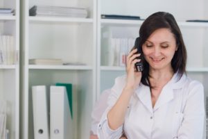 Wie Sie Ihr Telefon bei Behandlungen weiterleiten und keinen Anruf mehr verpassen